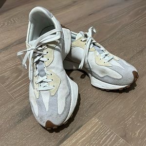 New balance tennis shoes. Used with a few stains on. Size 7.5